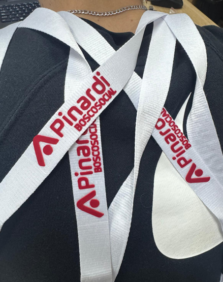 Creatividad y tecnología al servicio del reconocimiento: lanyards personalizados y placas conmemorativas diseñadas por el alumnado